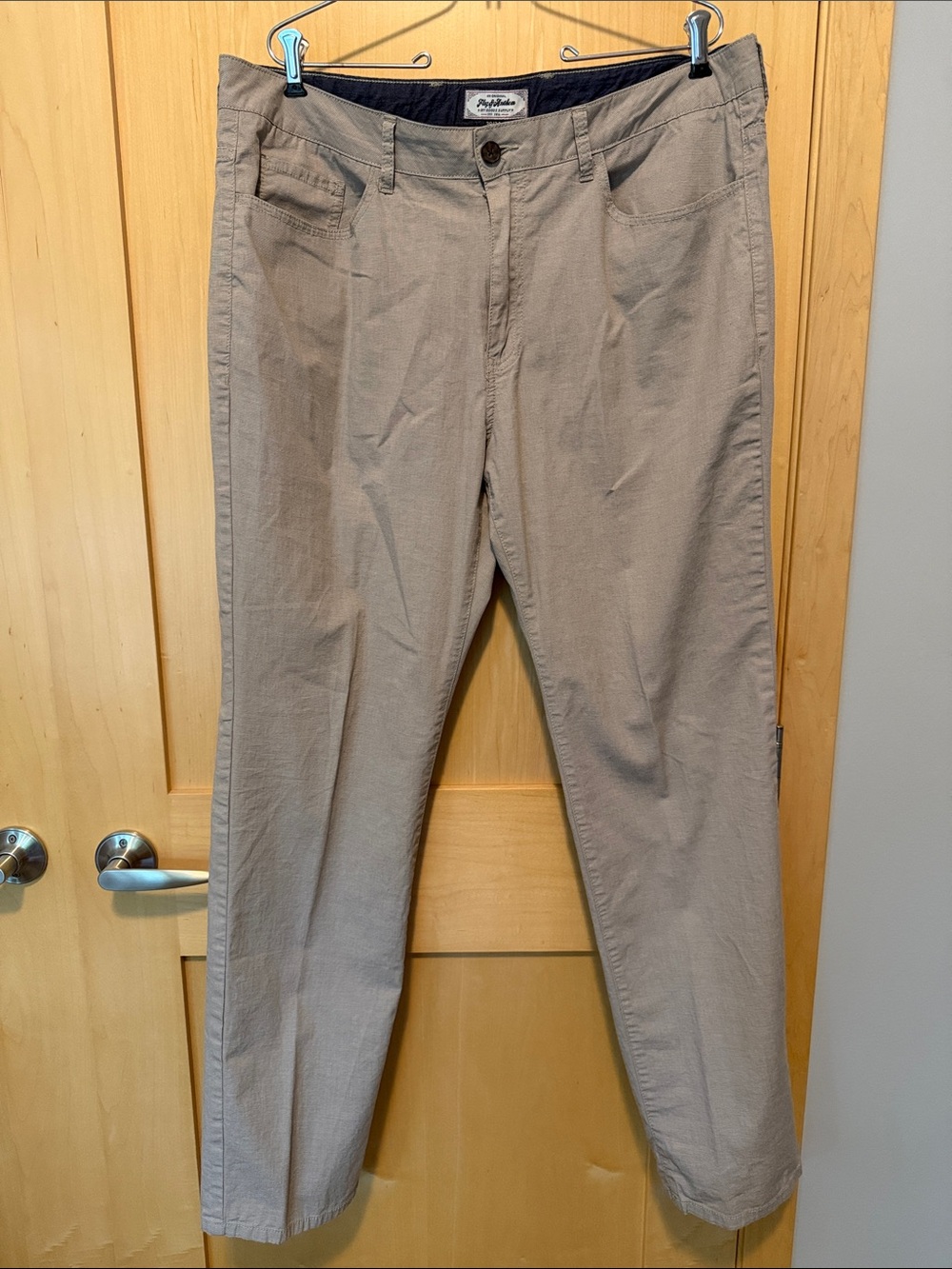 Flag & Anthem Men’s Casual Straight-Leg Chinos in Light Taupe Mini Houndstooth